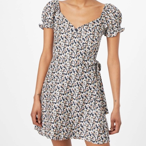 NWT Hollister Ditsy Daisy Puff-Sleeve Wrap Mini Dress Size XS Navy Floral - Picture 4 of 14